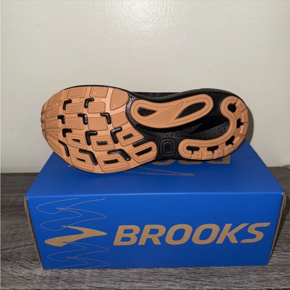 Brooks Black Athletic Shoes - Picture 3 of 5